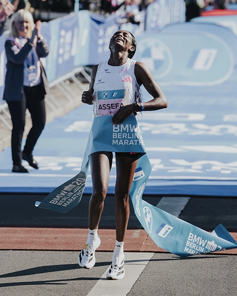 Tigist Assefa wint de Berlijn Marathon