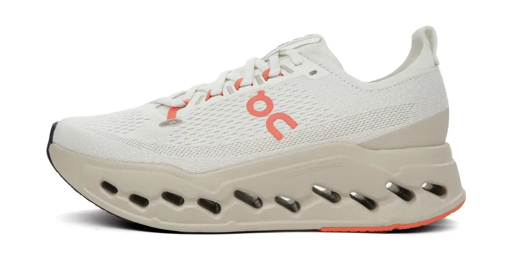 On Cloudsurfer Max zijaanzicht