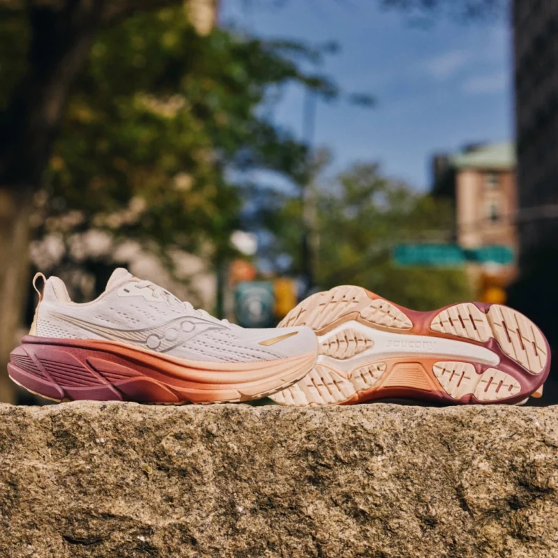 Saucony Hurricane 25's liggend op een muurtje