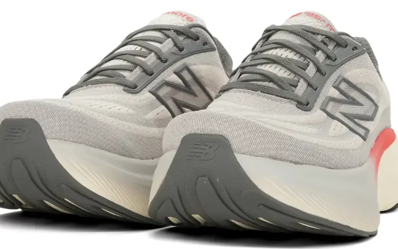 New Balance More v6 zool zijkant
