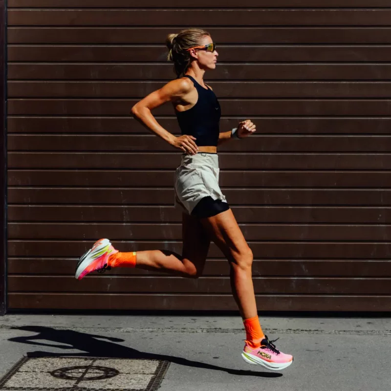 Een dame die aan het hardlopen is met de HOKA Mach X 3