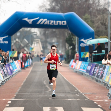 hardloper in all4running en mizuno kleding tijdens de Groet uit Schoorl Run