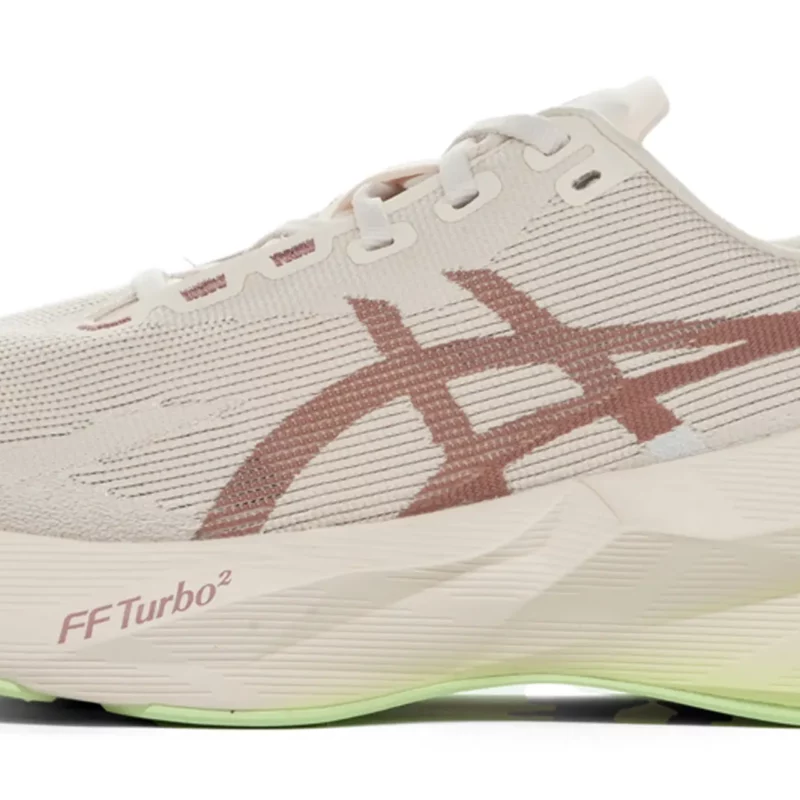 ASICS Novablast 6 header zijkant