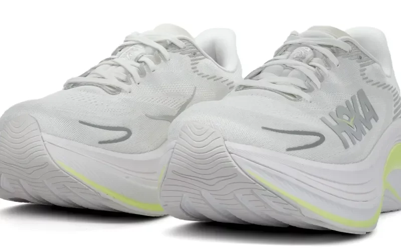 HOKA Skyward 2 zijaanzicht